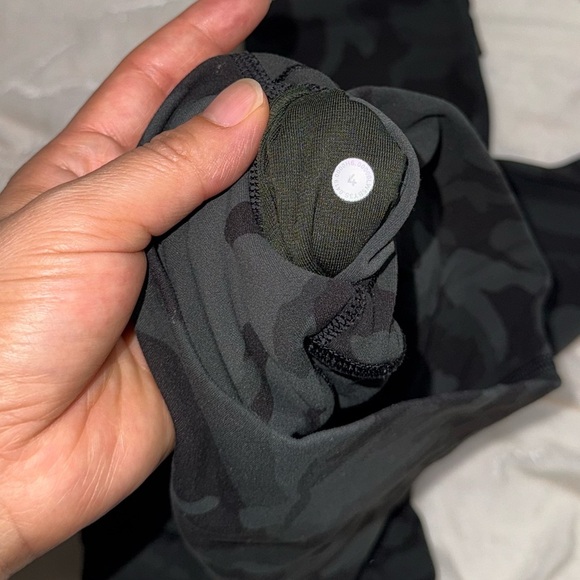 Lululemon camo green 25” high rise leggings size 4 - Picture 8 of 8